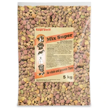 Nahaufnahme von mehrfarbigen trockenen Tierfutter-Kroketten in verschiedenen Formen und Größen.