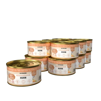 Stapel von Alphazoo Dosen-Nassfutter für Katzen mit der Aufschrift „Huhn“ mit Karotten und Katzenminzblüten daneben.