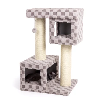 Ein grau-beige karierter Katzenbaum mit zwei Ebenen, der einen gemütlichen Rückzugsort und einen Kratzbaum bietet, mit einer schlafenden grauen Katze darin.