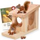 Ein Holz-Eichhörnchenhaus mit zwei Eichhörnchen – eines oben und eines am Eingang – mit einer Produktkarte, die sagt: "Ein Garten für Eichhörnchen."