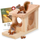 Ein Holz-Eichhörnchenhaus mit zwei Eichhörnchen – eines oben und eines am Eingang – mit einer Produktkarte, die sagt: "Ein Garten für Eichhörnchen."