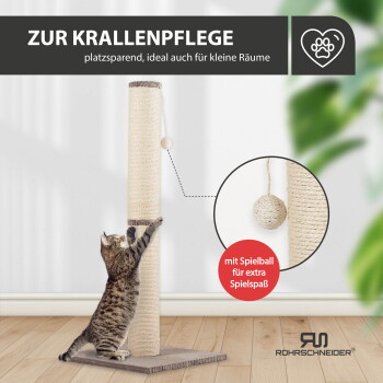Getigerte Katze kratzt an hohem Sisal-Pfosten mit hängendem Ball; sichtbarer Text 'ZUR KRALLENPFLEGE' und 'mit Spielball'.