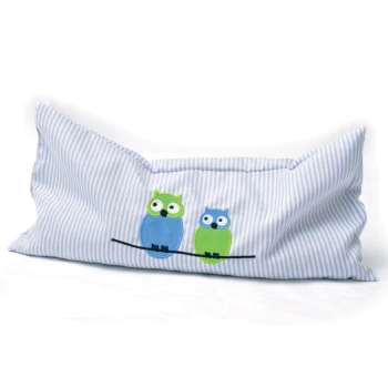Blaue und weiße gestreifte Haustierkissen mit zwei Cartoon-Eulen, einer grünen und einer blauen, die auf einem Ast sitzen.