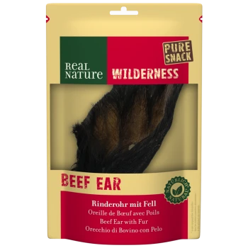 Rundvlees oor traktatie voor honden, verpakt met tekst 'REAL NATURE WILDERNESS' en 'PURE SNACK,' met meerdere talen waaronder Duits en Frans.