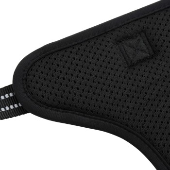 Nahaufnahme eines schwarzen Haustiergeschirrs mit einem atmungsaktiven Mesh-Design und verstellbaren Riemen für Komfort und Passform.
