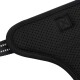 Nahaufnahme eines schwarzen Haustiergeschirrs mit einem atmungsaktiven Mesh-Design und verstellbaren Riemen für Komfort und Passform.
