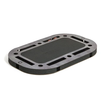Katzenspielplatz PlayPlate Black grau Ein rechteckiges, graues Haustierpflegewerkzeug mit einer strukturierten Oberfläche und Ausschnitten, entworfen für die Pflege von Haustieren.