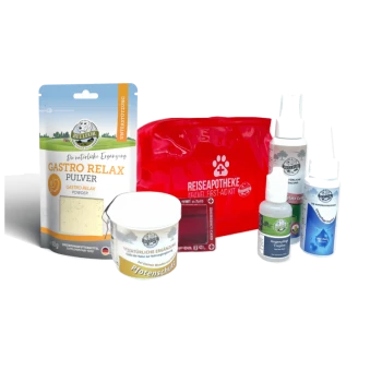 Haustierpflegeprodukte: "Gastro Relax Powder," "Pfotenschutz" Glas, rotes "Reiseapotheke" Erste-Hilfe-Set, plus verschiedene Sprays und Behandlungen.