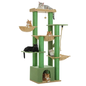 Ein mehrstöckiger Katzenbaum mit sechs Katzen: eine graue getigerte Katze oben, zwei orange getigerte Katzen darunter, eine schwarze Katze und eine weiße Katze, die herauslugt.
