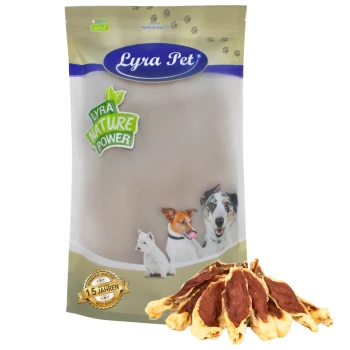 Lyra Pet Hundeleckerlis Verpackung mit einem hellen Beutel, der Bilder eines Hundes, einer Katze und eines Welpen zeigt, beschriftet mit "Lyra Nature Power."