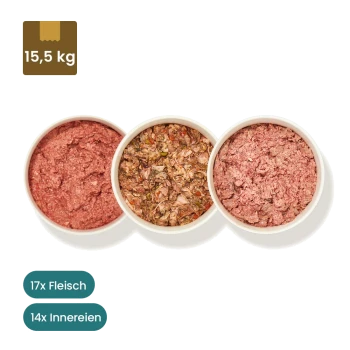 Bild von Haustierfutterverpackungen mit verschiedenen Fleisch- und Gemüse-Mischungen. Der Text enthält '22 x Fleisch & Innereien, 4 x Truthahn, 4 x Rind & Gemüse.'
