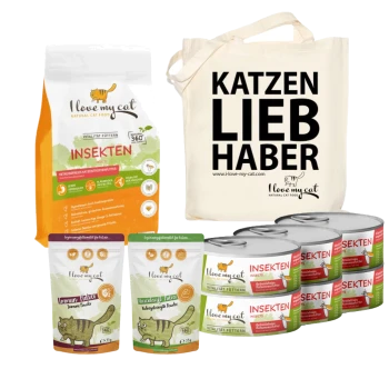 Eine Sammlung von "I Love My Cat" Produkten: insektengestütztes Trockenfutter, Pulverergänzungen, Dosen mit Nassfutter und eine Tragetasche mit der Aufschrift "KATZEN LIEB HABER."