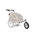 Ein Haustierbuggy mit einem schwarz-orangen Design, ausgestattet mit einem Netzgehäuse, drei Rädern und einem Lenker, ideal zum Transport von Haustieren.