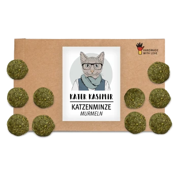 Pappverpackung mit einer Cartoon-Katze in Brille und Schal, beschriftet mit "KATER KASIMIR KATZENMINZE MURMELN," und grünen Katzenminzbällen.