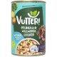 Eine Dose Vutter! Hundefutter mit einem grünen Etikett, auf dem "Pflanzlich Vollwertig Lecker" steht, und Bildern von Kartoffeln und Spinat.