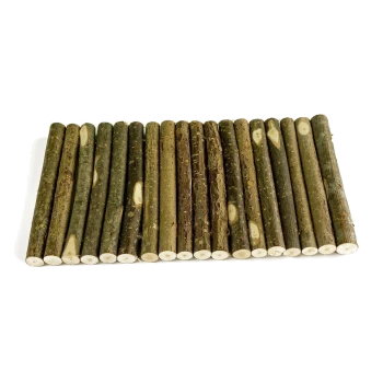 Eine Sammlung natürlicher Holzstöcke, die in einer Reihe angeordnet sind, ideal zum Kauen oder Spielen für Haustiere.