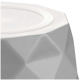 Eine Nahaufnahme einer geometrischen, weißen Futterschüssel für Haustiere mit einem glatten Rand und einem facettierten Design, vor einem weißen Hintergrund.