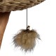 Flauschiges braunes Katzenspielzeug mit einer Glocke, das von einem geflochtenen Korb hängt, entworfen, um Haustiere zum Spielen zu animieren.