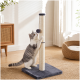 Grau-weiße Katze kratzt an hohem Sisalpfosten mit hängendem Bommel auf grauer Plüschbasis in einem sonnendurchfluteten Wohnzimmer.