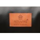 Beiges, gestepptes Etikett mit Haus-Pfoten-Logo und dem Schriftzug PETLIVING ® und 'place to enjoy' auf schwarzem Lederhintergrund.