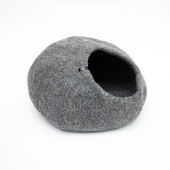 Eine gemütliche, graue Filz-Tierliege in Form einer abgerundeten Höhle mit einem Eingang, mit einem kleinen Etikett, das "Balu" liest.