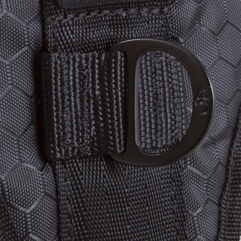 Nahaufnahme eines schwarzen Haustiertragegurts mit einem sechseckigen Muster und einem stabilen Schnallenverschluss für sicheres Befestigen.