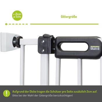 Haustiersicherheitsgitter mit verstellbarer Breite, mit einem schwarzen Verriegelungsmechanismus und weißen Montageschienen. Der Text empfiehlt, 2 cm für die Größenbestimmung hinzuzufügen.