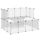 Transparenter modularer Spielbereich für Haustiere mit schwarzen Verbindungsstücken, der mehrere Abschnitte und eine Rampe für einfachen Zugang bietet.