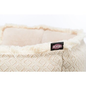 Ein gemütliches beiges Haustierbett mit einem strukturierten Rautenmuster und einem weichen, flauschigen Rand, mit einem schwarzen Etikett, das "TRIXIE" liest.