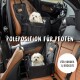 Ein kleiner weißer Hund sitzt in einem schwarzen Autositz für Haustiere in einem Luxusfahrzeug. Der Text lautet: "POLEPOSITION FÜR PFOTEN" und "FÜR VORDER- & RÜCKSITZ."