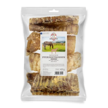Eine durchsichtige Plastiktüte mit verschiedenen getrockneten Pferdeleckerlis, beschriftet mit "FANTASTISCHE PFERDESTROSSEN", mit einem Gewicht von 400g.