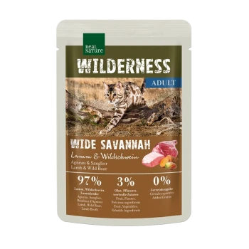 Verpackung für Katzenfutter mit einem wilden Kätzchen vor einem Savannenhintergrund, beschriftet mit 'Wilderness Adult Wide Savannah' mit 97% Lamm und Wildschwein.