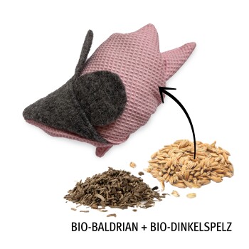 Rosa strukturiertes Katzenminzenspielzeug mit schwarzem Filzschmetterling, gezeigt mit Haufen von Bio-Baldrianwurzel und Dinkelschalen mit der Aufschrift "BIO-BALDRIAN + BIO-DINKELSPELZ"