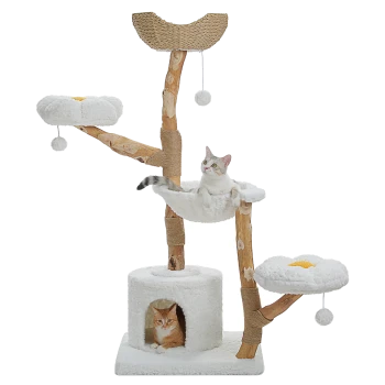 Katzenbaum mit Naturholzpfosten, weißen Plüschplattformen, hängenden Pompons und zwei darauf ruhenden Katzen.