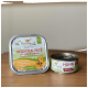 Zwei Haustierfutterprodukte auf einer Holzoberfläche: eine silberne Dose Insektenpastete mit Kürbis und eine Dose mit der Aufschrift Huhn.