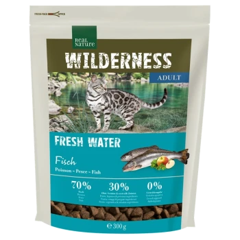 Emballage de nourriture pour chats présentant un chat tacheté près d'une rivière, étiqueté "Wilderness Fresh Water" avec 70% de poisson, 30% de fruits et légumes, 0% de céréales.