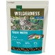 Verpackung für Katzenfutter mit einer gefleckten Katze am Fluss, beschriftet 'Wilderness Fresh Water' mit 70% Fisch, 30% Früchten und Gemüse, 0% Getreide.