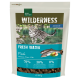 Verpackung für Katzenfutter mit einer gefleckten Katze am Fluss, beschriftet 'Wilderness Fresh Water' mit 70% Fisch, 30% Früchten und Gemüse, 0% Getreide.