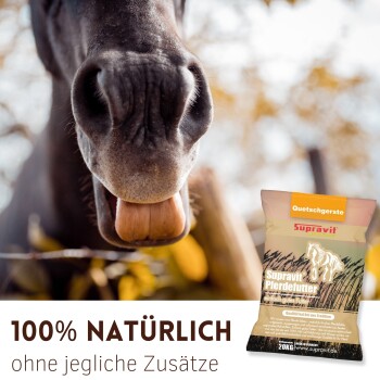 Nahaufnahme von der Nase und Zunge eines Pferdes mit einem 20-kg-Sack Supravit Naturpferdefutter mit der Aufschrift "100% NATÜRLICH ohne jegliche Zusätze."