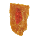 Un morceau de friandise pour animaux, en forme de rectangle avec un centre rougeâtre, montrant une texture moelleuse et charnue.