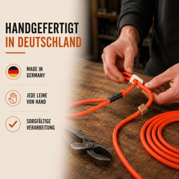 Hände fertigen eine orangefarbene Hundeleine auf einer Holzbank mit einer Zange; sichtbarer Text: 'Handgefertigt in Deutschland' und 'Made in Germany'.