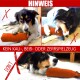 Warnschild mit einem Hund, der ein oranges Spielzeug kaut, roten X-Markierungen und Text "HINWEIS" und "KEIN KAU-, BEIß- ODER ZERRSPIELZEUG" und "DON'T".