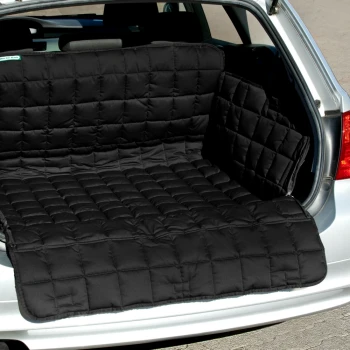 Schwarze, gesteppte Autositzabdeckung für Haustiere, die im Kofferraum eines silbernen Autos ausgelegt ist und einen schützenden und komfortablen Platz für Haustiere bietet.