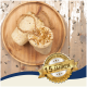 Zwei zylindrische Vogelfutterblöcke mit getrockneten Insekten auf einem Holzbrett, umgeben von Sonnenblumenkernen und einem "Best Quality - 10 Years" Abzeichen.