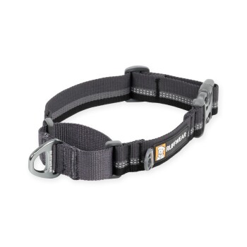 Ein graues Hundehalsband mit reflektierenden Streifen und einem Metall-D-Ring, ausgestattet mit einem 'Ruffwear'-Logoanhänger.