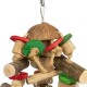 Buntes Holzspielzeug für Vögel mit Kokosnussschale, natürlichen Holzstücken und Seil, entworfen für das Spielen und die Bereicherung von Haustieren.