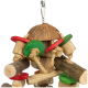 Buntes Holzspielzeug für Vögel mit Kokosnussschale, natürlichen Holzstücken und Seil, entworfen für das Spielen und die Bereicherung von Haustieren.