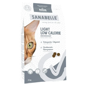Katze-Futterverpackung zeigt das Gesicht einer Katze, beschriftet mit "SANABELLE LIGHT LOW CALORIE", hebt reduziertes Fett und pflanzliche Fasern hervor.