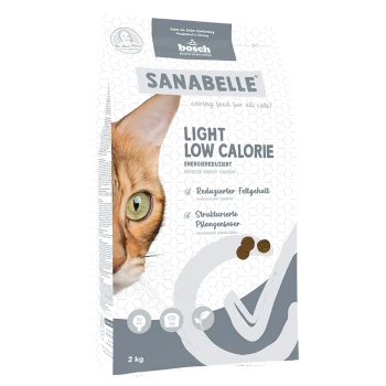 Katze-Futterverpackung zeigt das Gesicht einer Katze, beschriftet mit "SANABELLE LIGHT LOW CALORIE", hebt reduziertes Fett und pflanzliche Fasern hervor.