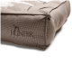 Eine Nahaufnahme eines plüschigen Hundebettes mit einem Hahnentrittmuster, das das geprägte Logo "HUNTER" und eine Silhouette eines Hundes zeigt.